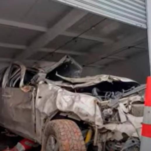 Así quedó el vehículo en el que la familia se transportaba. FOTO: Cortesía