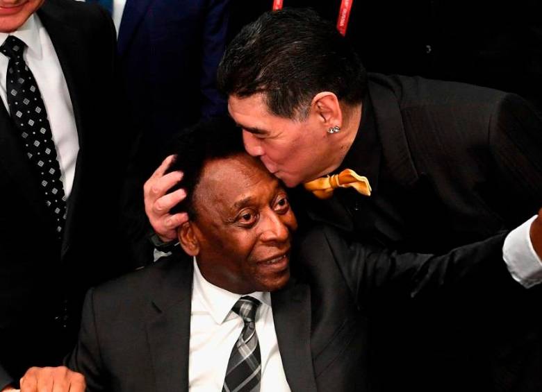 Diego Armando Maradona y Pelé tuvieron múltiples encuentros, pero en la cancha nunca se enfrentaron. FOTO: Gettty.