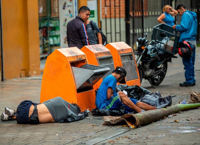 El abandono que carcome a la Plaza Botero: sin luces de Navidad y llena de basura