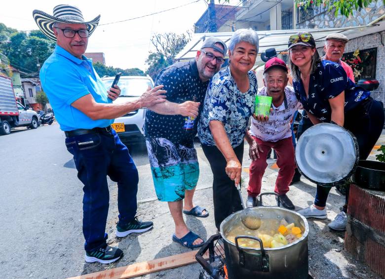 El toque secreto de la comida comunitaria lo ponen las matronas. Foto Jaime Pérez