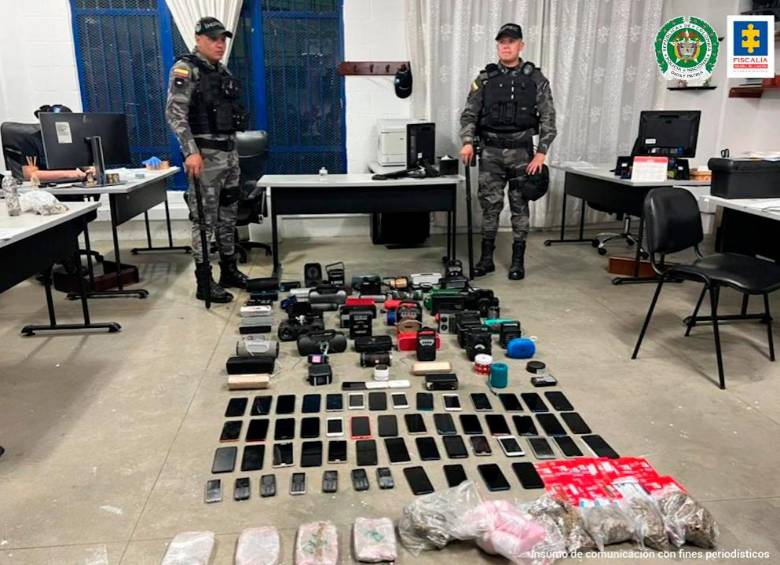 Estos celulares fueron incautados en la cárcel El Pedregal y eran utilizados para las extorsiones, según la Fiscalía. FOTO CORTESÍA