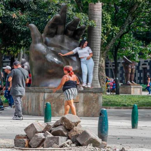 El ingreso a la Plaza quedó supeditado a la subjetividad de la policía y funcionarios de Espacio Público. <b><span class="mln_uppercase_mln"> </span></b>FOTO<b><span class="mln_uppercase_mln"> MANUEL SALDARRIAGA</span></b>