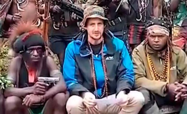 En el video el piloto aseguró que sus captores han cuidado bien de él, le han dado ropa, comida, agua y medicinas para tolerar “las largas caminatas que hacemos a diario”. FOTO: CAPTURA DE VIDEO