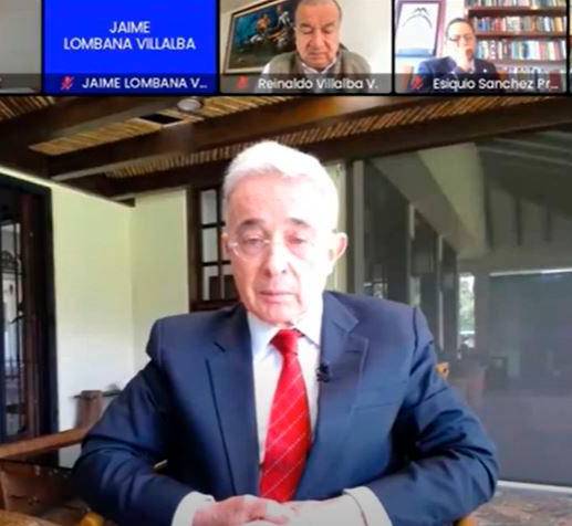 El expresidente Álvaro Uribe explicó este jueves por qué, a su juicio, se debe prelucir el caso que se le sigue por presunto fraude y soborno a testigos, cargos que él rechaza. FOTO: Captura de video