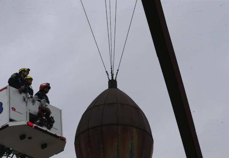 Acompañado del cuerpo de bomberos, ingenieros de la Secretaria de Infraestructura observar el estado de los metales. Foto: Esneider Gutiérrez.