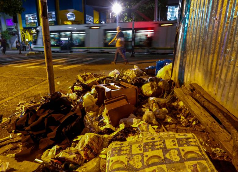 Esta escena se repite en muchas esquinas de la capital de Antioquia. Foto: Manuel Saldarriaga. 
