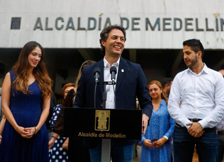 Al lado de la gestora Diana Osorio, y de algunos concejales y miembros de su gabinete, Quintero dio el anuncio sobre la revocatoria incluso antes que el CNE. FOTO manuel saldarriaga
