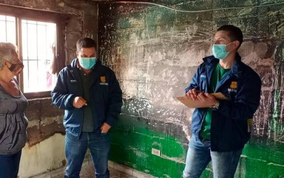 Del total de 13 personas que habitaban la vivienda, dos resultaron afectadas y fueron remitidas a centros asistenciales. FOTO CORTESÍA