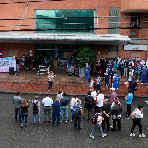 Empleados del General de Medellín, el hospital público más importante de la ciudad y el departamento, se han manifestado por falta de pagos y por la tercerización laboral. FOTO EL COLOMBIANO