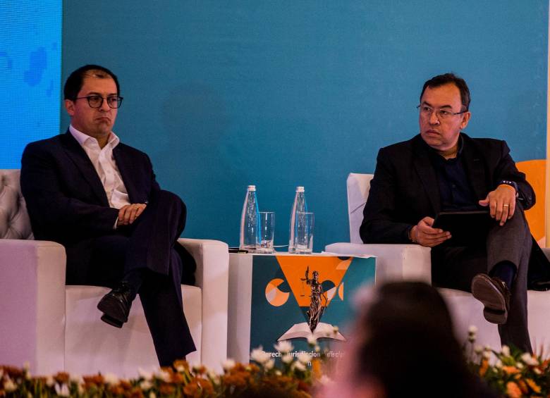 El fiscal general de la Nación, Francisco Barbosa, y a su lado el ministro del Interior, Alfonso Prada. Ambos tienen visiones distintas sobre el cese al fuego con ilegales. FOTO JULIO CÉSAR HERRERA