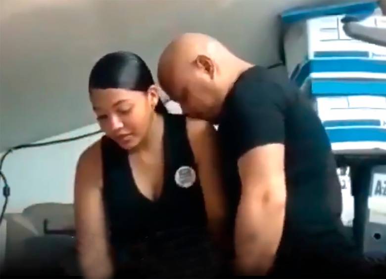 En el video se ve cómo el hombre llega a tocar a la mujer. FOTO: TOMA DE VIDEO