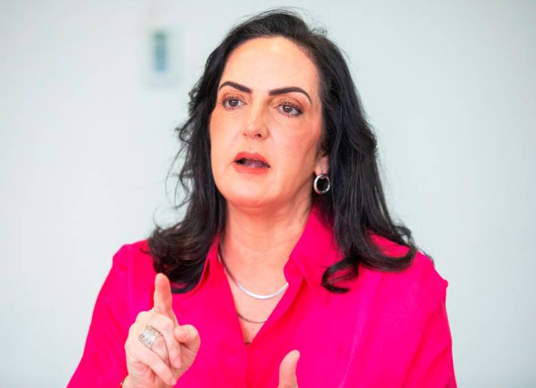 La senadora del Centro Democrático, María Fernanda Cabal, quiere ser candidata a la Presidencia en 2026 y asegura que ha mantenido las banderas del expresidente Álvaro Uribe. FOTO Camilo Suárez