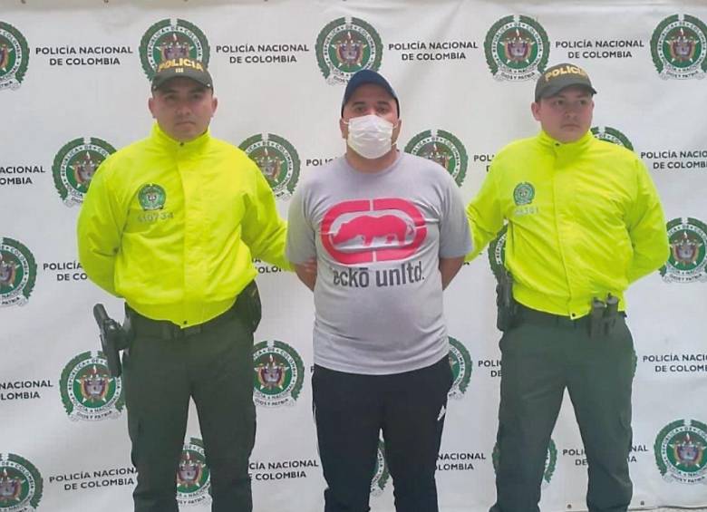 Así fue presentado Carlos Moscoso, tras ser capturado por el delito de pornografía con menor de 18 años. FOTO cortesía fiscalía