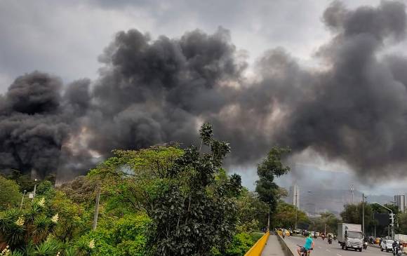 Así se ve el incendio, que oscureció parte del cielo en el centro de Medellín. FOTO: JAIME PÉREZ. Así se ve el incendio, que oscureció parte del cielo en el centro de Medellín. FOTO: JAIME PÉREZ.