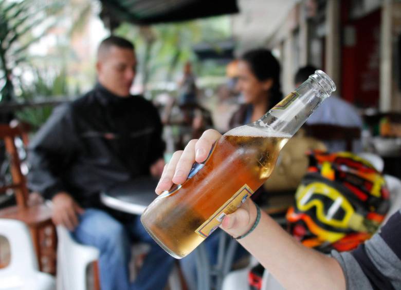 La ley seca es una medida preventiva y temporal que prohibe y restringe el expendio y consumo de bebidas embriagantes. Imagen dramatizada. FOTO Archivo