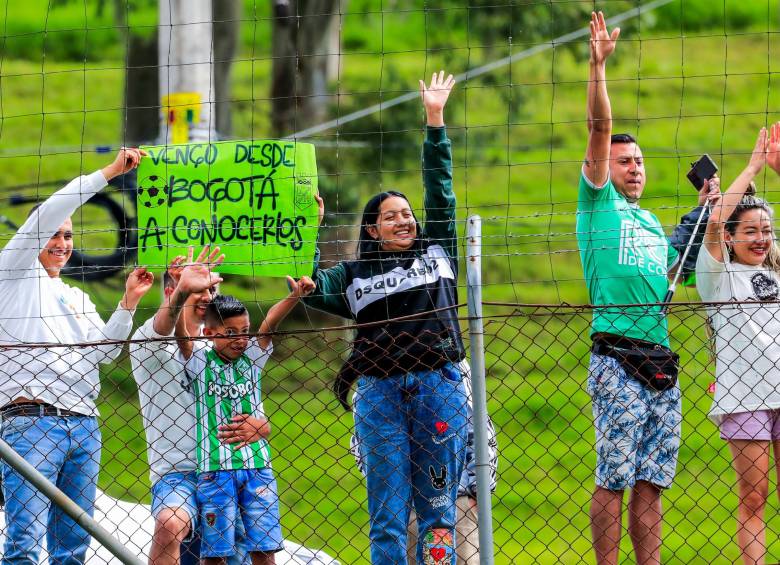 Vitri, uno de los hinchas que ve los entrenamientos tras las mallas