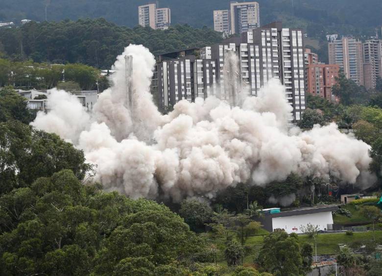 Las autoridades realizaron la implosión del edificio Continental Towers, este 8 de diciembre. Es por ello que se tuvieron cierres viales en Medellín, para continuar con el desarrollo de la actividad controlada. VIDEO | Implosión: cayó el edificio Continental Towers