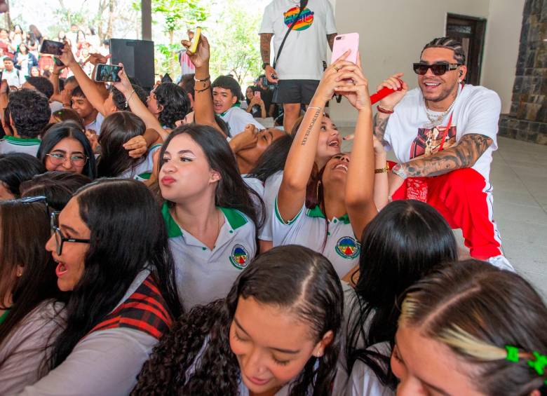 Ryan Castro le cantó a los estudiantes de su colegio. FOTO Esneyder Gutierrez