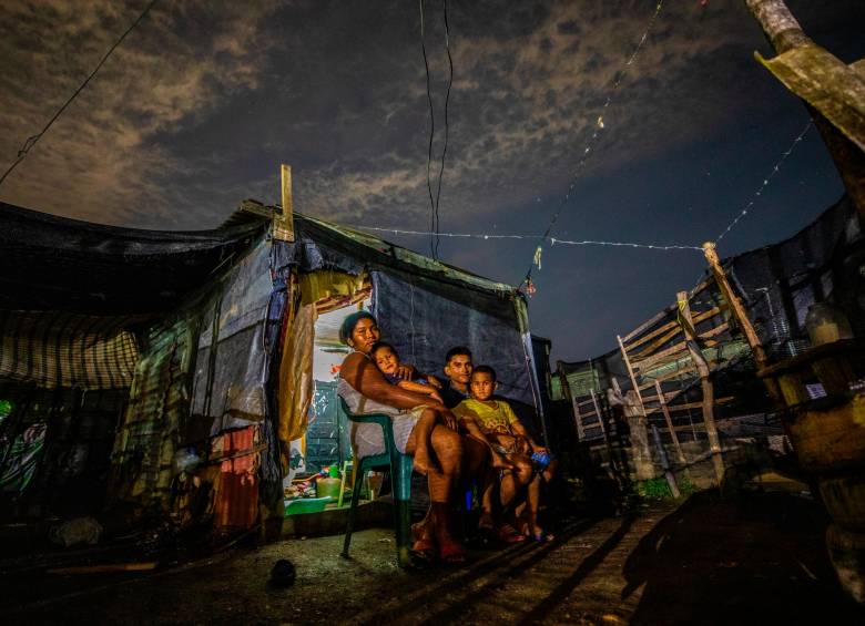 Las familias viven en ranchos improvisados hechos de cartón, plástico y tela. FOTO: Camilo Suárez.