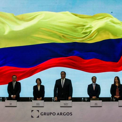 Jorge Mario Velásquez, presidente del Grupo Argos (centro), lideró ayer las asambleas de accionistas de la compañía en la que se respaldó a sus representantes en Sura y Nutresa. <b><span class="mln_uppercase_mln"> </span></b>FOTO<b><span class="mln_uppercase_mln"> Julio Herrera</span></b>