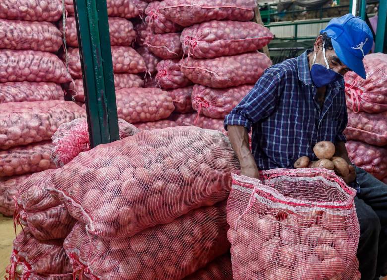 Ya hay alimentos como papa, cebolla, ajo, fresas y leche, provenientes del sur del país, que ya empezaron a escasear. Foto: Manuel Saldarriaga