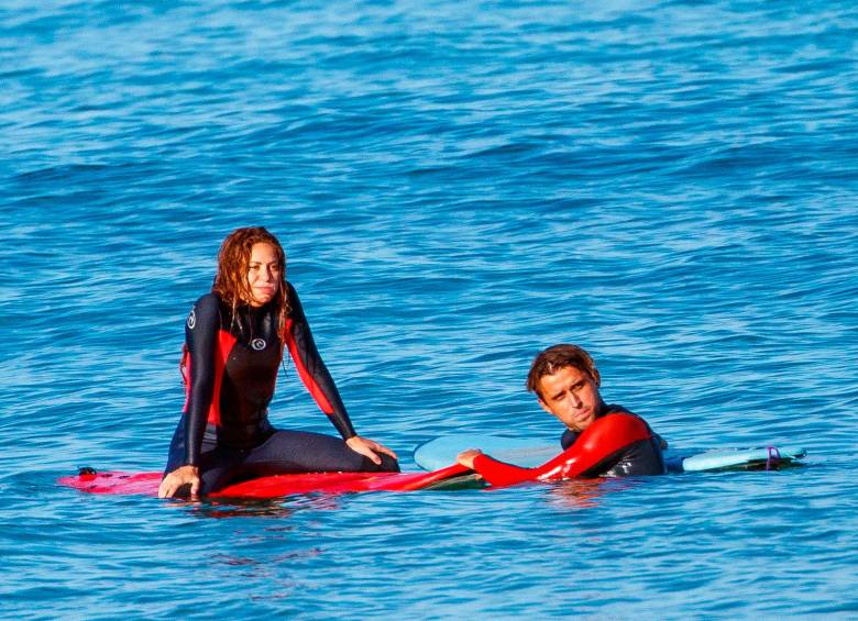 Amor al ritmo de las olas? Especulaciones en el mundo del entretenimiento sobre cercanía de Shakira con su entrenador de surf