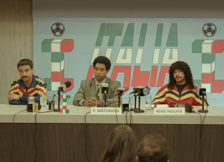 Fernando Bocanegra (Bolillo Gómez), John Alex Castillo (Pacho Maturana) y Andrés Mauricio Pizarro (René Higuita) de la serie “Goles en contra”. FOTO Cortesía Netflix.