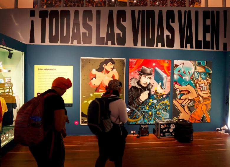 Diferentes personas asistieron a la inauguración de “Nación Hip Hop: Colombia al ritmo de una cultura”, el pasado 18 de enero. Foto: EFE.