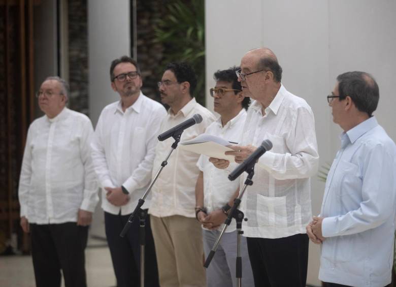 La delegación del Gobierno nacional se reunió con el presidente Gustavo Petro para analizar estrategias a seguir luego de que el ELN desmintiera al presidente sobre el anuncio de un cese al fuego bilateral. FOTO cortesía