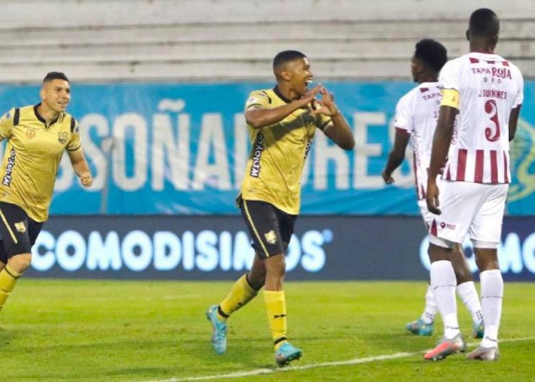En la imagen aparece Jesús Rivas, quien fue el encargado de abrir el marcador a favor de Águilas frente al Tolima. El encuentro resultó entretenido y con goles. El conjunto local ganó 4-2. FOTO Dimayor