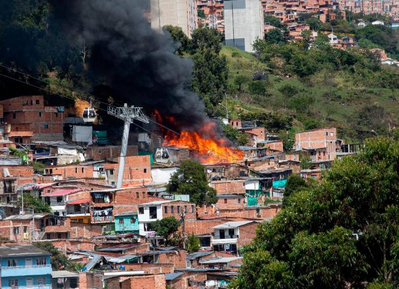 En la zona hicieron presencia 30 bomberos, seis máquinas y un camión tipo cisterna. 