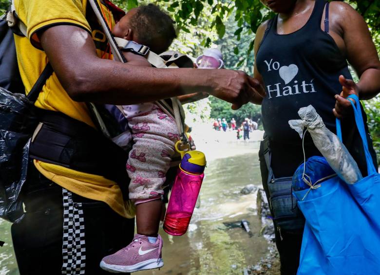 Es común ver a los migrantes embadurnarse de aceite en la espesa manigua para evitar ser alcanzados por los colmillos de una culebra. Foto: Manuel Saldarriaga Quintero.