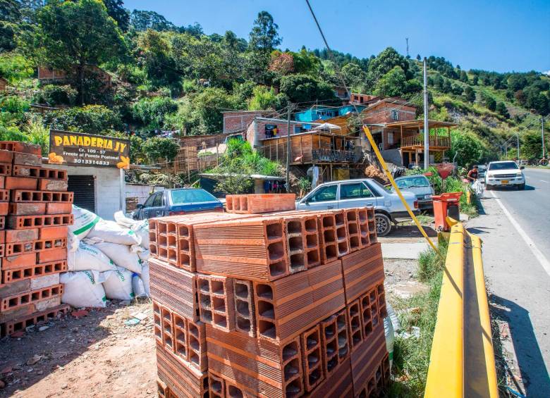 No paran las invasiones en Medellín: el morro de Moravia, el Pan de Azúcar y ahora la vía al Mar 