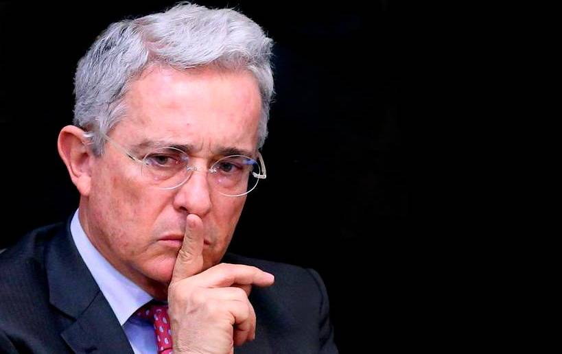 El expresidente Álvaro Uribe Vélez ha insistido en su inocencia en este caso. Ayer cuestionó a través de sus redes sociales que el periodista Coronell conociera el fallo antes de tiempo. FOTO cortesía