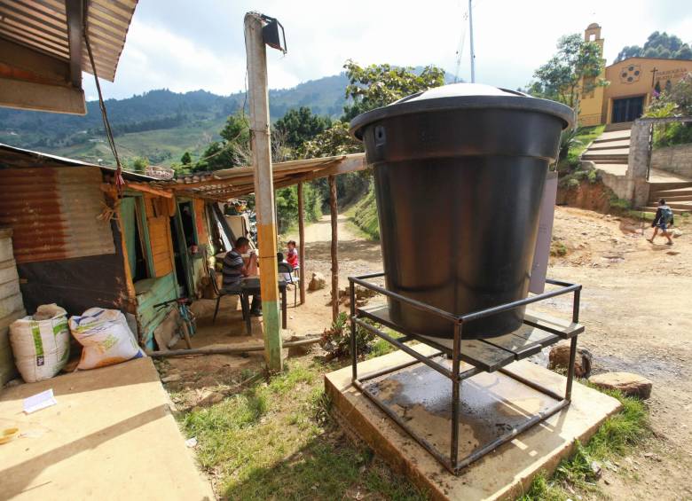 La realidad tras los regalos evidencian las condiciones precarias en las que viven en Altos de Oriente. Estos tanques son la única opción de agua potable que tienen.
