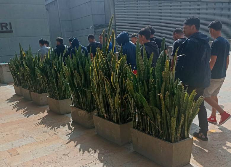 Los capturados dentro del motel de Robledo fueron trasladados en la mañana de este jueves al búnker de la Fiscalía, en el barrio Caribe, de Medellín. FOTO: CORTESÍA