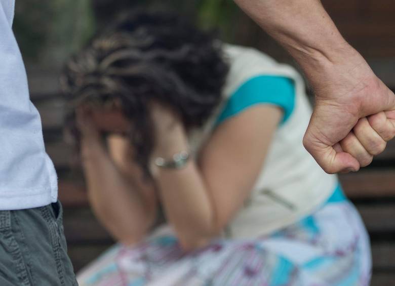 El atacante también hirió con arma blanca a la mujer. Imagen dramatizada sobre el maltrato a la mujer. FOTO: ARCHIVO EL COLOMBIANO
