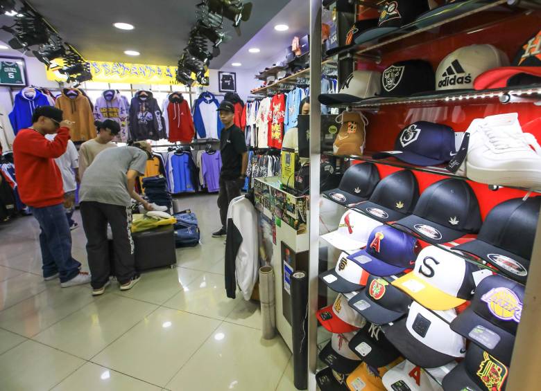 En el Palacio Nacional también se mueven las ventas. Jeans y camisetas se venden como “pan caliente”. FOTO: Esneyder Gutiérrez.