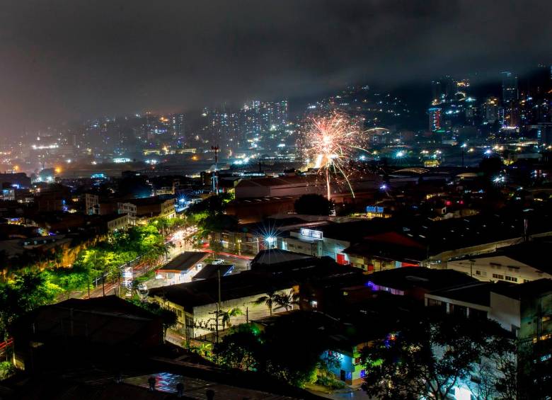 Pese a las campañas de prevención sobre el uso de estos explosivos, la comunidad los utilizó para darle la bienvenida a diciembre. FOTO JUAN ANTONIO SÁNCHEZ