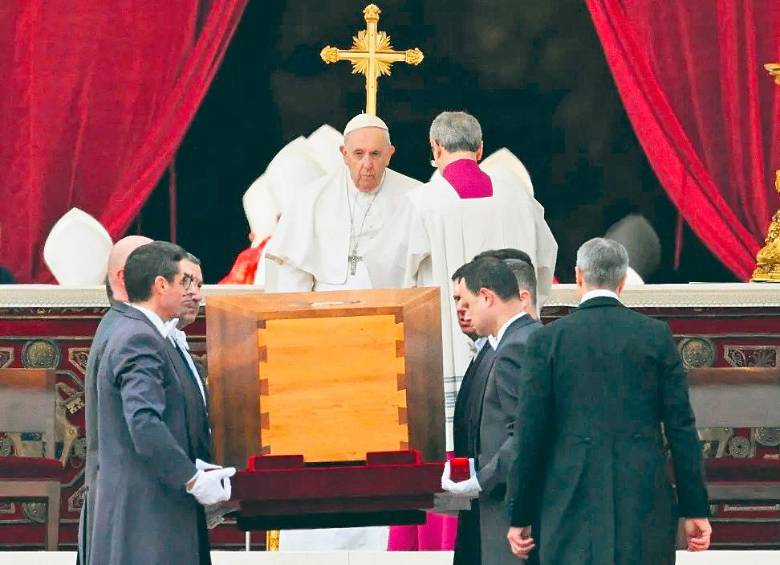 El Pontífice en las exequias del Papa Emérito Benedicto XVI. FOTO AFP