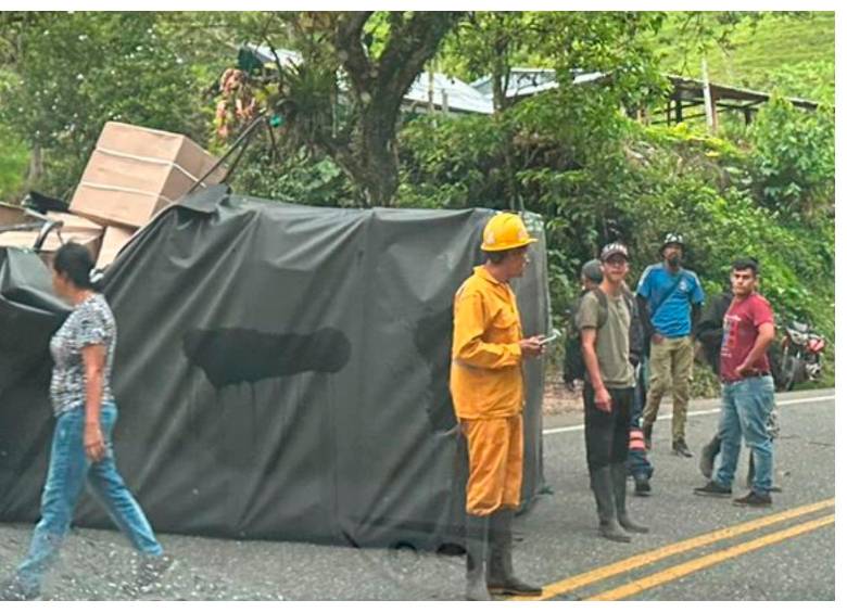 El siniestro fue ocasionado por un camión pequeño que perdió el control. FOTO: CORTESÍA DENUNCIAS ANTIOQUIA