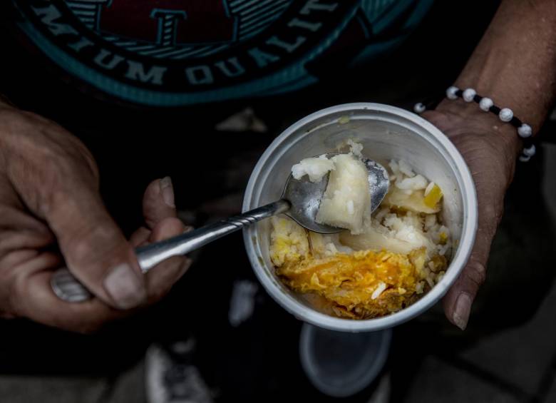 El sabor casero es otro de los motivos por lo que la mayoría de trabajadores prefieren la coca preparada en casa. Foto: Camilo Suárez Echeverry