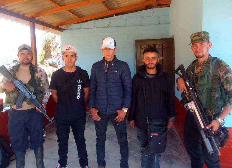 En la imagen, de izquierda a derecha: un miembro de las disidencias, tres de las víctimas y alias “Primo Gay”. FOTO cortesía