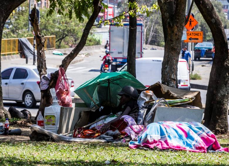 Hay cobijas, cartones, plásticos, costales, neveras viejas de icopor y sombrillas abiertas. Ahí duermen mientras el resto del mundo sigue girando en la glorieta de la Plaza Minorista. FOTO: JULIO CÉSAR HERRERA