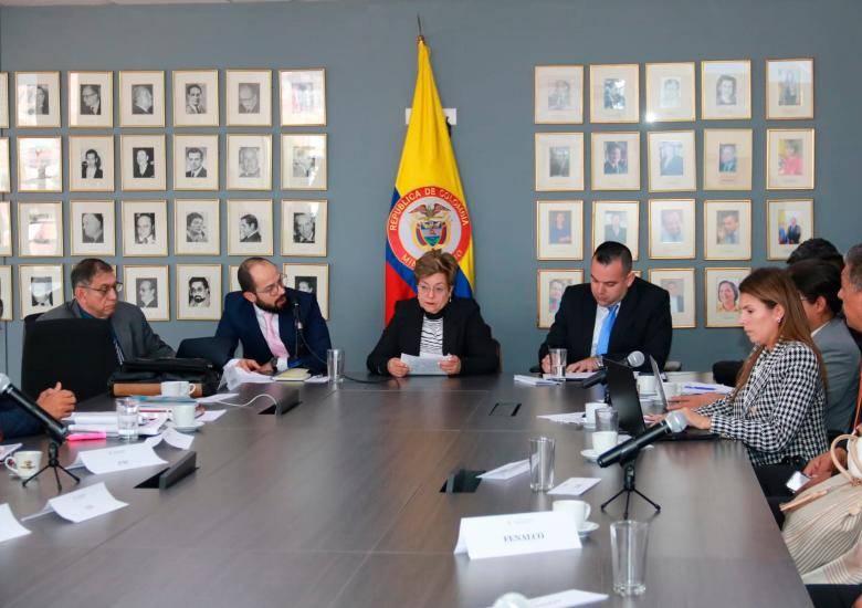 La subcomisión de la reforma laboral, presidida por la ministra del Trabajo, Gloria Inés Ramírez, recoge ideas para armar un proyecto de ley. FOTO cortesía