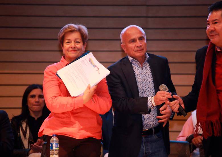 La ministra del Trabajo, Gloria Inés Ramírez, recibió de los sindicatos la propuesta para lo que será la construcción de la reforma laboral. FOTO cortesía