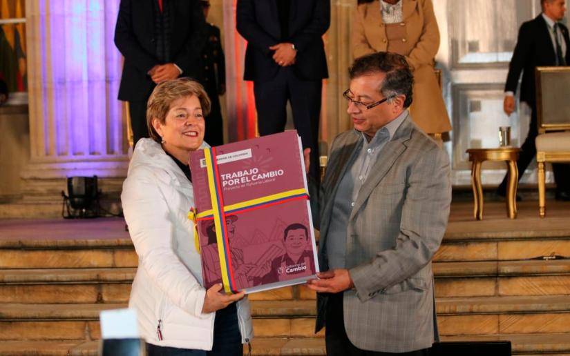 La ministra de Trabajo, Gloria Inés Ramírez, y el presidente, Gustavo Petro, lideran las reformas laboral y pensional. FOTO MINISTERIO DE TRABAJO