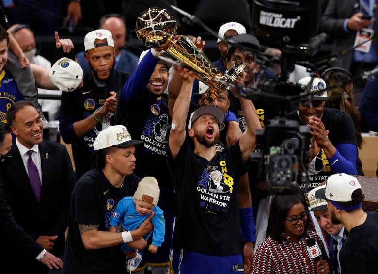 Stephen Curry sigue haciendo historia de la NBA. FOTO: EFE