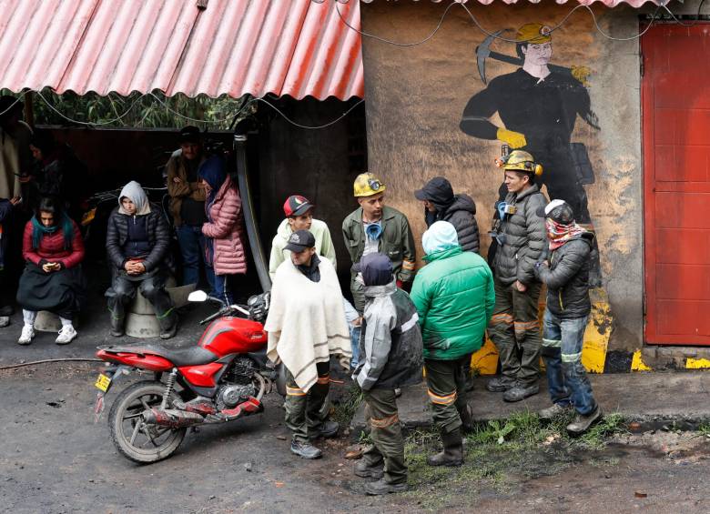 Las labores de rescate de los 10 mineros que siguen atrapados se ha dificultado porque todavía hay rastros de gas dentro de las minas. FOTO EFE