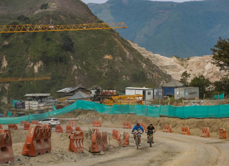 Mientras el proyecto Pacífico 1 avanza, la comunidad de la vía Camilo C - Los Aljibes ha sufrido afectaciones que ahora deberán solucionarse. FOTO MANUEL SALDARRIAGA
